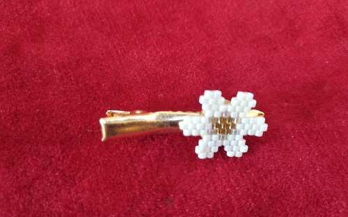 7月23日，在家兼職手工活，帶回家做的手工項(xiàng)目，做手工傳承官，合作長(zhǎng)期穩(wěn)定，因?yàn)槭止ぶ液褪止な聵I(yè)一直在創(chuàng)新發(fā)展，圖為串珠米珠繡純手工產(chǎn)品剪影