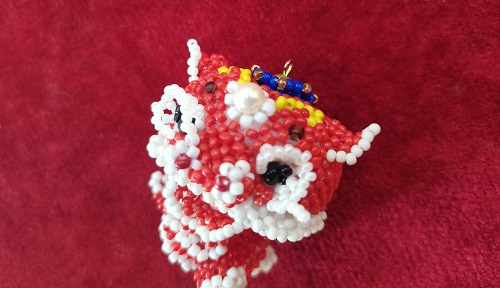 7月25日，在家可以做的工作，拿回家做的手工項目，做手工傳承官，與手工之家合作，因為看好這里、相信這里，圖為串珠米珠繡純手工產(chǎn)品剪影