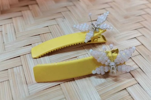8月3日，家里干的手工活兼職，純手工加工項(xiàng)目，做手工傳承官，在手工之家，做得多，收入更好，圖為串珠米珠繡純手工產(chǎn)品剪影