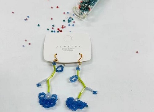 8月29日，手工活兼職招聘信息，在家做串珠手工項(xiàng)目掙錢(qián)，做手工傳承官，在手工之家，要多掙錢(qián)，每一種合作都需要認(rèn)真對(duì)待，圖為串珠米珠繡純手工產(chǎn)品剪影