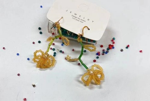 8月29日，手工活兼職招聘信息，在家做串珠手工項(xiàng)目掙錢(qián)，做手工傳承官，在手工之家，要多掙錢(qián)，每一種合作都需要認(rèn)真對(duì)待，圖為串珠米珠繡純手工產(chǎn)品剪影