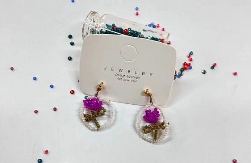 9月2日，在家兼職平臺正規(guī)的日結(jié)，做手工傳承官，靈活就業(yè)創(chuàng)業(yè)，在手工之家，長期合作、多掙錢就要這樣做，圖為串珠米珠繡純手工產(chǎn)品剪影