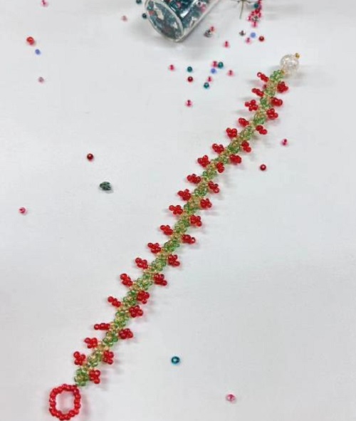 9月6日，附近有沒有兼職手工活，居家靈活就業(yè)的好副業(yè)，做手工傳承官，與手工之家，合作制度和服務讓人放心，圖為串珠米珠繡純手工產(chǎn)品剪影