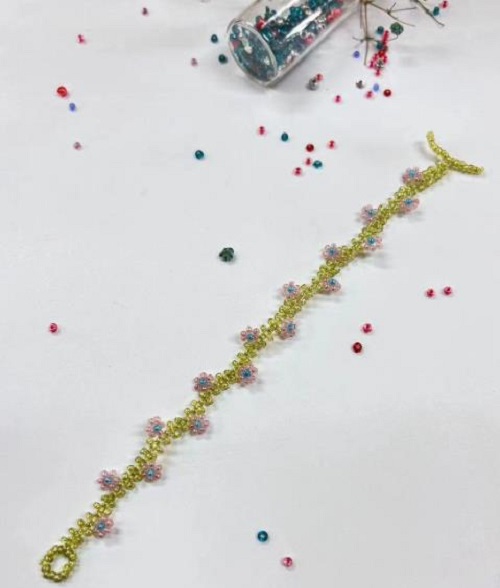 9月9日，手工活接單平臺(tái)，想接正規(guī)廠家的手工，做手工傳承官，與手工之家合作，合作內(nèi)容多，收入也多，圖為串珠米珠繡純手工產(chǎn)品剪影