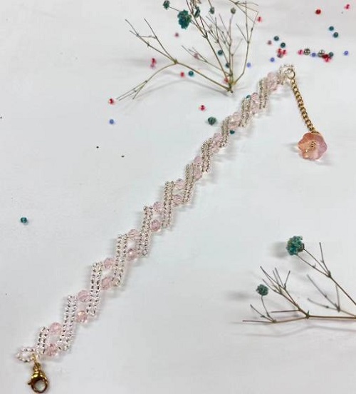 9月11日，在家里就能賺錢的工作，靈活就業(yè)好副業(yè)，手工活加工外發(fā)回收，做手工傳承官，與手工之家合作，穩(wěn)定可靠，心里踏實(shí)，圖為串珠米珠繡純手工產(chǎn)品剪影