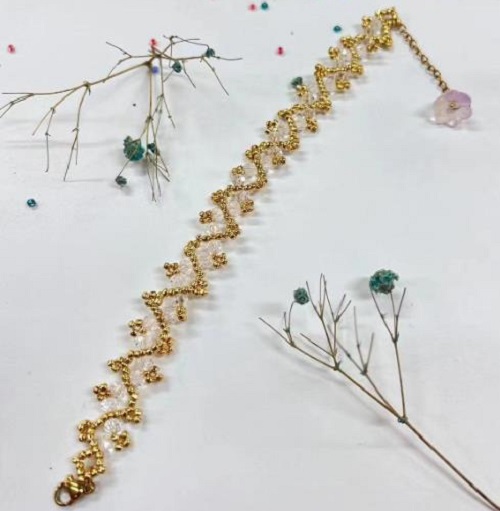 9月11日，在家里就能賺錢的工作，靈活就業(yè)好副業(yè)，手工活加工外發(fā)回收，做手工傳承官，與手工之家合作，穩(wěn)定可靠，心里踏實(shí)，圖為串珠米珠繡純手工產(chǎn)品剪影