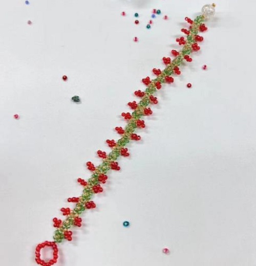 9月14日，兼職手工活可以帶回家做的，做手工傳承官，居家手工項(xiàng)目，在手工之家，純手工適合大家靈活就業(yè)創(chuàng)業(yè)，圖為串珠米珠繡純手工產(chǎn)品剪影