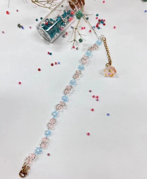 9月16日，在家就能賺錢的工作，拿回家做的手工活，做手工傳承官，手工之家的純手工，多種業(yè)務(wù)能同時做，圖為串珠米珠繡純手工產(chǎn)品剪影