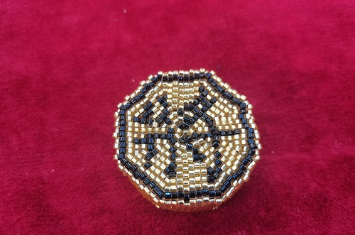 9月19日，能在家做的手工項目，做手工傳承官，輕創(chuàng)業(yè)做手工掙錢，在手工之家，找到適合自己的合作，收入更好，圖為串珠米珠繡純手工產品剪影