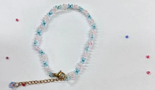 9月21日，手工活從哪里找廠家，想接正規(guī)廠家的手工輕資產(chǎn)創(chuàng)業(yè)，做手工傳承官，與手工之家合作，看自己的情況選擇收入更好，圖為串珠米珠繡純手工產(chǎn)品剪影
