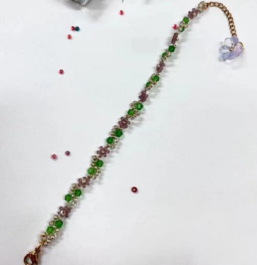 9月21日，手工活從哪里找廠家，想接正規(guī)廠家的手工輕資產(chǎn)創(chuàng)業(yè)，做手工傳承官，與手工之家合作，看自己的情況選擇收入更好，圖為串珠米珠繡純手工產(chǎn)品剪影