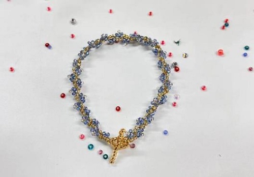 9月25日，在家就能賺錢的工作，兼職手工在家可做，輕資產(chǎn)創(chuàng)業(yè)的手工，做手工傳承官，在手工之家，堅守和實事求是地創(chuàng)新，成就純手工事業(yè)，圖為串珠米珠繡手工材料剪影