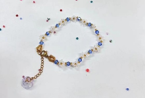9月25日，在家就能賺錢的工作，兼職手工在家可做，輕資產(chǎn)創(chuàng)業(yè)的手工，做手工傳承官，在手工之家，堅守和實事求是地創(chuàng)新，成就純手工事業(yè)，圖為串珠米珠繡手工材料剪影