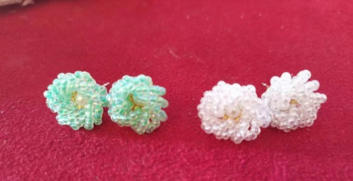 10月16日，手工活兼職可帶回家，手工靈活的副業(yè)創(chuàng)業(yè)項目，做手工傳承官微創(chuàng)業(yè)，因為了解，手工之家深受大家信任和支持，圖為串珠米珠繡純手工產品剪影