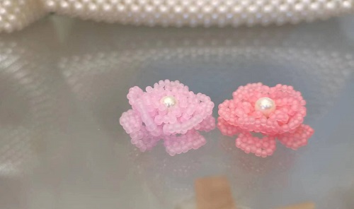 10月17日，可在家做的兼職手工活, 想接正規(guī)廠家的手工創(chuàng)業(yè)項目，輕資產(chǎn)創(chuàng)業(yè)做手工傳承官，與手工之家合作，這里的產(chǎn)品是事業(yè)的根本，圖為串珠米珠繡純手工產(chǎn)品剪影