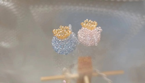 10月22日，手工活外發(fā)加工正規(guī)的廠家，微創(chuàng)業(yè)做手工傳承官，開手工加工廠，大家與手工之家始終是平等、共贏的關(guān)系，圖為串珠米珠繡純手工產(chǎn)品剪影