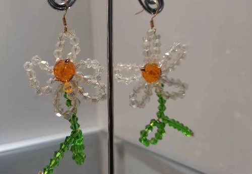 10月23日，在家做的手工小成本創(chuàng)業(yè)項(xiàng)目，手工兼職創(chuàng)業(yè)的正規(guī)網(wǎng)站，開(kāi)飾品加工廠，做手工傳承官，在手工之家，重視與每一位人員的合作，圖為串珠米珠繡純手工產(chǎn)品剪影