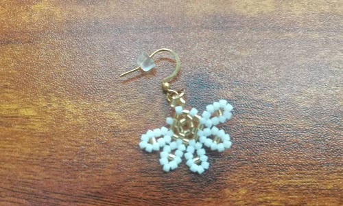 11月10日，手工活拿回家做，靈活就業(yè)手工創(chuàng)業(yè)居家掙錢(qián)，微創(chuàng)業(yè)做手工傳承官，與手工之家合作，手工加工等業(yè)務(wù)好做又掙錢(qián)，圖為串珠米珠繡純手工產(chǎn)品剪影
