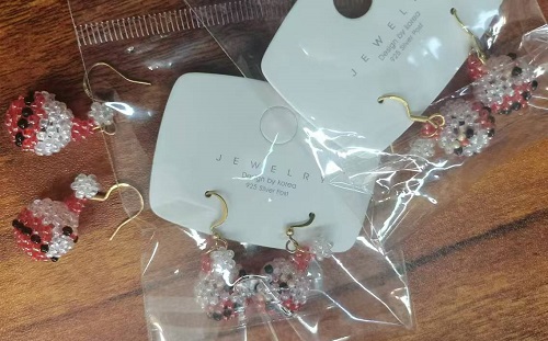 11月14日，外發(fā)手工領(lǐng)回家做，靈活副業(yè)創(chuàng)業(yè)，低成本做手工傳承官，在手工之家，選擇怎樣的合作，大家說了算，圖為串珠純米珠繡純手工產(chǎn)品剪影