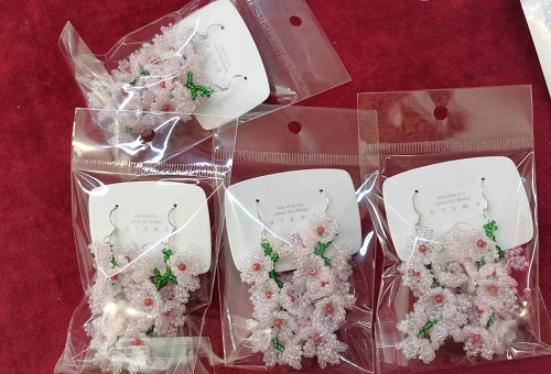 11月15日，手工活拿回家做在哪里找，居家副業(yè)創(chuàng)業(yè)，微創(chuàng)業(yè)做手工傳承官，在手工之家，純手工讓大家一年四季有錢掙，圖為串珠米珠繡手工產(chǎn)品材料剪影