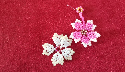 12月5日，手工活接單正規(guī)平臺，拿回家做的手工創(chuàng)業(yè)項目，小成本創(chuàng)業(yè)做手工傳承官，在手工之家，產(chǎn)品、市場，合作、服務(wù)都有實實在在的行動，圖為串珠米珠繡純手工產(chǎn)品剪影
