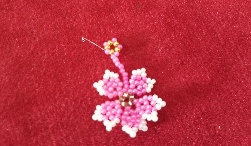 12月5日，手工活接單正規(guī)平臺，拿回家做的手工創(chuàng)業(yè)項目，小成本創(chuàng)業(yè)做手工傳承官，在手工之家，產(chǎn)品、市場，合作、服務(wù)都有實實在在的行動，圖為串珠米珠繡純手工產(chǎn)品剪影