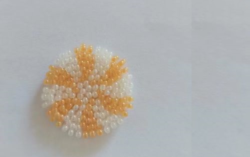 12月27日，手工活拿回家做在哪里找，小成本創(chuàng)業(yè)做手工傳承官，帶回家做的手工創(chuàng)業(yè)項(xiàng)目，依靠手工之家，大家通過(guò)手工有了好收入，圖為串珠米珠繡純手工產(chǎn)品剪影