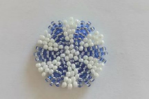 12月27日，手工活拿回家做在哪里找，小成本創(chuàng)業(yè)做手工傳承官，帶回家做的手工創(chuàng)業(yè)項(xiàng)目，依靠手工之家，大家通過(guò)手工有了好收入，圖為串珠米珠繡純手工產(chǎn)品剪影