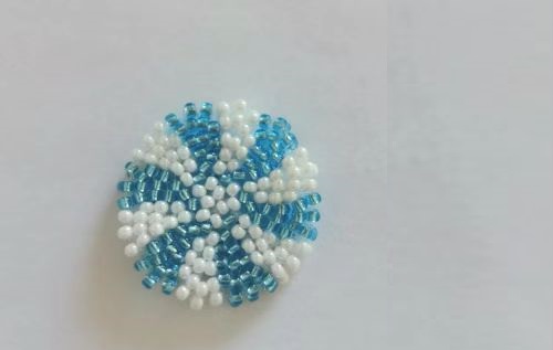12月27日，手工活拿回家做在哪里找，小成本創(chuàng)業(yè)做手工傳承官，帶回家做的手工創(chuàng)業(yè)項(xiàng)目，依靠手工之家，大家通過(guò)手工有了好收入，圖為串珠米珠繡純手工產(chǎn)品剪影