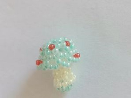 12月30日，手工活外發(fā)加工正規(guī)廠家直接發(fā)貨，微創(chuàng)業(yè)做手工傳承官，在家做的手工創(chuàng)業(yè)項目，手工之家的純手工事業(yè)有根基，圖為串珠米珠繡純手工產(chǎn)品剪影