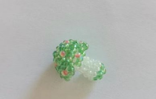 12月30日，手工活外發(fā)加工正規(guī)廠家直接發(fā)貨，微創(chuàng)業(yè)做手工傳承官，在家做的手工創(chuàng)業(yè)項目，手工之家的純手工事業(yè)有根基，圖為串珠米珠繡純手工產(chǎn)品剪影