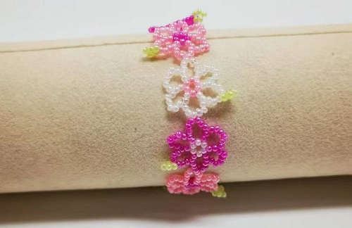 12月31日，在家里就能賺錢的工作，靈活就業(yè)副業(yè)創(chuàng)業(yè)，手工活加工外發(fā)回收，微創(chuàng)業(yè)開手工加工廠，靈活掙錢增收，與手工之家合作穩(wěn)定可靠，圖為串珠米珠繡純手工產(chǎn)品剪影