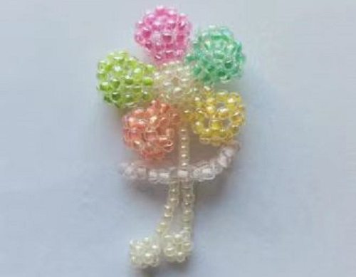 1月1日，家里干的手工活兼職，帶回家做的手工就業(yè)創(chuàng)業(yè)項(xiàng)目，微創(chuàng)業(yè)做手工傳承官，手工之家的純手工有市場(chǎng)、好加工，圖為串珠米珠繡純手工產(chǎn)品剪影