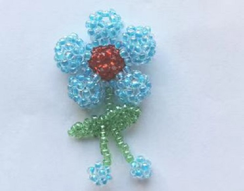 1月1日，家里干的手工活兼職，帶回家做的手工就業(yè)創(chuàng)業(yè)項(xiàng)目，微創(chuàng)業(yè)做手工傳承官，手工之家的純手工有市場(chǎng)、好加工，圖為串珠米珠繡純手工產(chǎn)品剪影