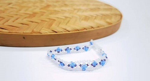 1月2日，手工活外發(fā)加工正規(guī)的廠家，微創(chuàng)業(yè)做手工傳承官，靈活自由在家手工創(chuàng)業(yè)，手工之家讓大家合作之前了解清楚，做起來更有信心，圖為串珠米珠繡純手工產(chǎn)品剪影