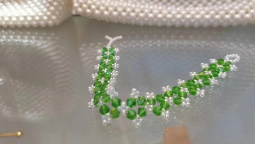 1月3日，兼職手工活可以帶回家做，小成本創(chuàng)業(yè)做手工傳承官，居家手工創(chuàng)業(yè)，手工之家的純手工給大家更多掙錢的渠道和方法，圖為串珠米珠繡純手工產(chǎn)品剪影