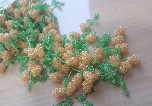 1月12日，手工兼職在家做，拿回家做的手工副業(yè)創(chuàng)業(yè)，微創(chuàng)業(yè)做手工傳承官，選擇手工之家，因為這里創(chuàng)新、誠信，圖為串珠米珠繡手工產(chǎn)品剪影