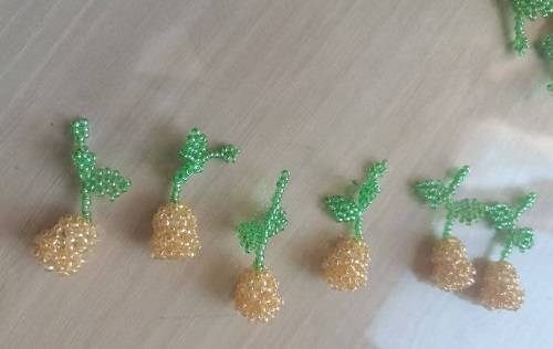 1月12日，手工兼職在家做，拿回家做的手工副業(yè)創(chuàng)業(yè)，微創(chuàng)業(yè)做手工傳承官，選擇手工之家，因為這里創(chuàng)新、誠信，圖為串珠米珠繡手工產(chǎn)品剪影