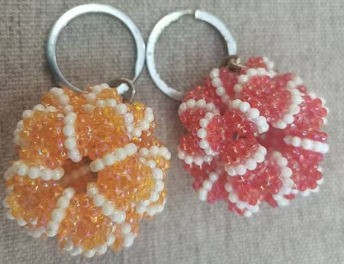 1月13日，拿回家做的手工活，在家掙錢的副業(yè)創(chuàng)業(yè)，小本創(chuàng)業(yè)做手工傳承官，手工之家的合作方式和業(yè)務(wù)選擇多，圖為串珠米珠繡手工產(chǎn)品剪影