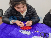 這份手工活串珠加工不受季節(jié)影響，常年有活干有錢賺