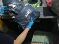 10月12日，想接正規(guī)廠家的手工活，在家做手工活，很受歡迎的手工之家敬業(yè)、重視服務(wù)，圖為勵志珠珠繡串珠手工材料倉庫發(fā)貨剪影