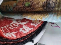 10月13日，純手工活代加工，手工外包發(fā)布平臺，手工之家負(fù)責(zé)提供的加工材料，齊全完備，圖為勵志珠珠繡串珠手工產(chǎn)品剪影