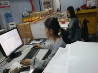 10月17日，代加工手工活，在家兼職手工活，越來越多人在手工之家做珠繡串珠手工掙錢，圖為勵志珠珠繡串珠成品倉庫剪影