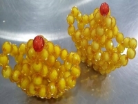 12月1日，新的一月，把純手工拿回家做，靈活就業(yè)創(chuàng)業(yè)，手工之家以誠待人、以真為本，圖為勵(lì)志珠珠繡串珠手工產(chǎn)品剪影