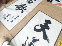 12月7日，純手工加工項(xiàng)目，拿回家做的手工，在手工之家，認(rèn)真了、行動了就會有好的收獲，圖為勵志珠珠繡串珠手工產(chǎn)品剪影