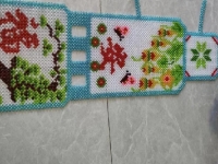 2月24日，帶回家做的手工項目，靈活就業(yè)串珠手工，手工之家對合作人員始終是以誠相待，圖為勵志珠珠繡串珠手工產(chǎn)品剪影