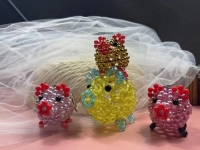 2月25日，手工項目拿回家做，正規(guī)廠家的手工，在手工之家對合作者平等公開不設限，銷售加工都是如此，圖為勵志珠珠繡串珠手工產(chǎn)品剪影