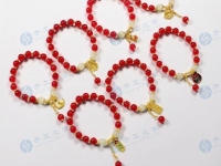 4月25日，在家做兼職的正規(guī)平臺，與家人一起做的靈活就業(yè)掙錢的副業(yè)，在手工之家產(chǎn)品為什么選擇多，圖為勵志珠珠繡串珠手工產(chǎn)品剪影