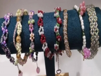 5月30日，手工活外發(fā)加工網(wǎng)，靈活就業(yè)好項目，傳承傳統(tǒng)手工，手工之家的外發(fā)手工項目如何，圖為勵志珠珠繡串珠手工產(chǎn)品剪影