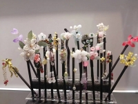 6月21日，手工活拿回家做在哪里找，靈活就業(yè)創(chuàng)業(yè)，開飾品加工廠，選擇手工之家，這個手工項目自由靈活，圖為勵志珠珠繡串珠手工產(chǎn)品剪影